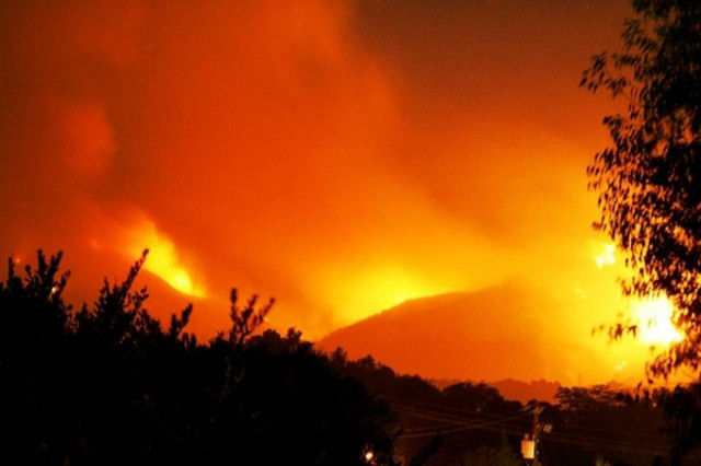 Φωτιά στην Πάρνηθα: Ενισχύονται οι πυροσβεστικές δυνάμεις στην περιοχή