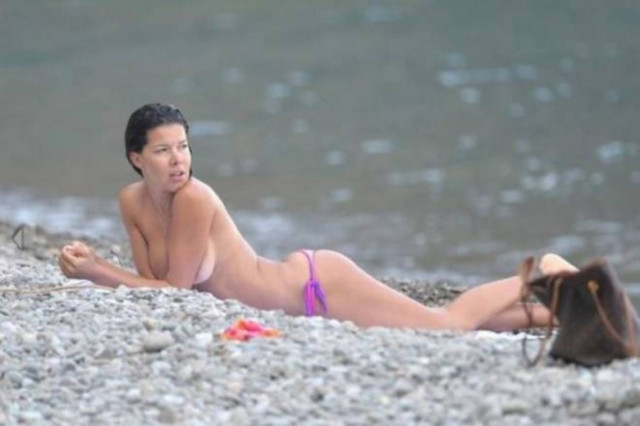 Σχεδιάστρια μόδας τόπλες και... καυτή στην παραλία (photos)