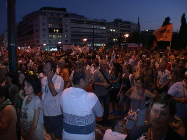 Παραμένουν στο Σύνταγμα οι διαδηλωτές (pics)