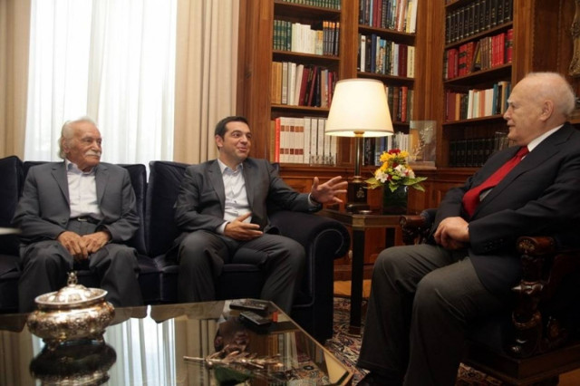 Τσίπρας σε Παπούλια: Να διεκδικήσουμε τις γερμανικές αποζημιώσεις