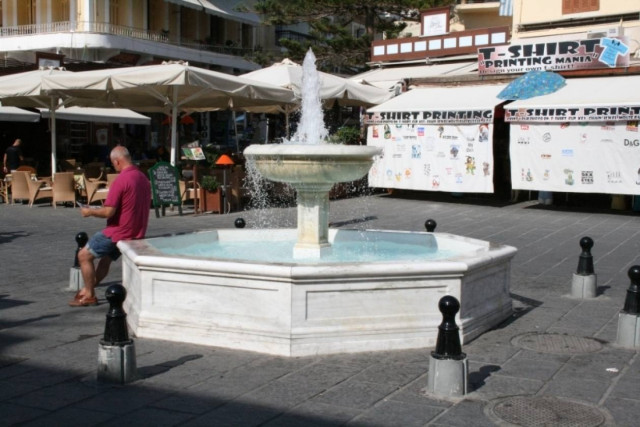 Νεαροί στα Χανιά βούτηξαν ολόγυμνοι στο συντριβάνι