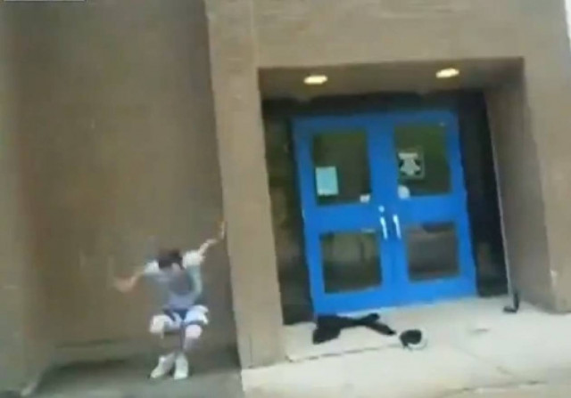 Βίντεο-ΣΟΚ: Δείτε τι θα συμβεί στον ριψοκίνδυνο νεαρό!