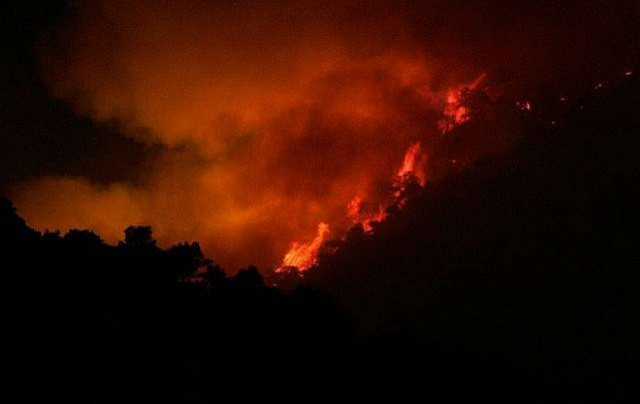 Σε ύφεση η φωτιά στην Πάρνηθα