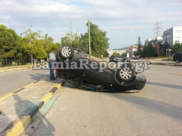 Λαμία: Απίστευτο τροχαίο - Άγιο είχε η οδηγός (pics)