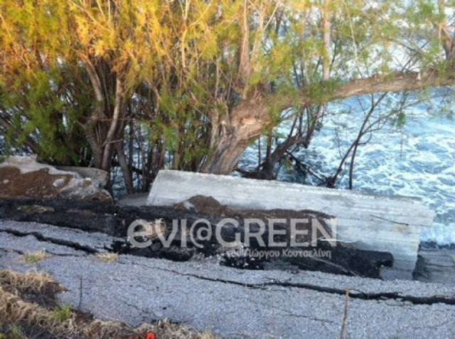 Αυλίδα: Η θάλασσα «έφαγε» τον δρόμο