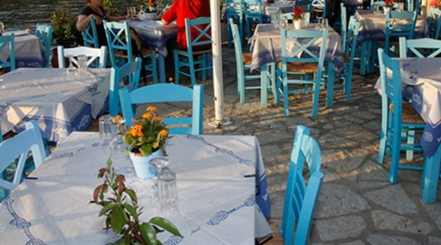 Mείωση του ΦΠΑ στην εστίαση, στην τελική τιμή ζητεί η ΔΗΜΑΡ