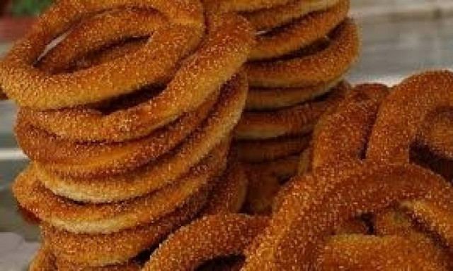 Επιτέθηκαν σε ηλικιωμένη που πουλούσε κουλούρια σε πάγκο