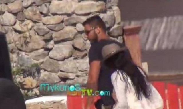 Η Naomi Cambell σε παραλία της Μυκόνου μαζί με τους σωματοφύλακές της!