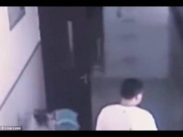 Σοκαριστικό βίντεo: Δάσκαλος χτυπάει παιδάκια