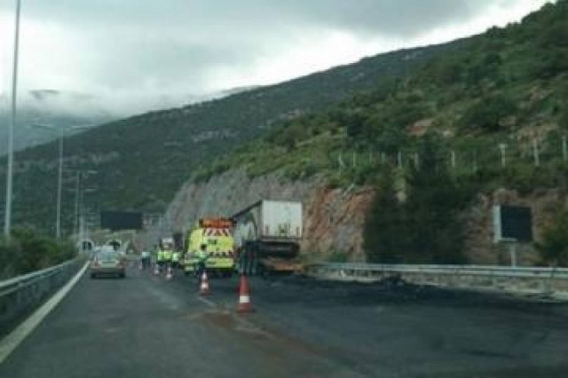 Λαμία: Σύγκρουση φορτηγών στην εθνική - Το ένα τυλίχθηκε στις φλόγες