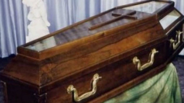 Την ώρα της κηδείας κατάλαβε ότι δεν ήταν η... γυναίκα του!