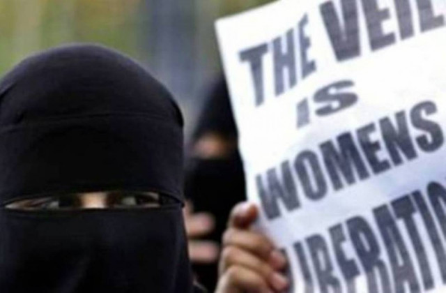 Δεύτερη νύχτα ταραχών στα προάστια του Παρισιού για τη μαντίλα