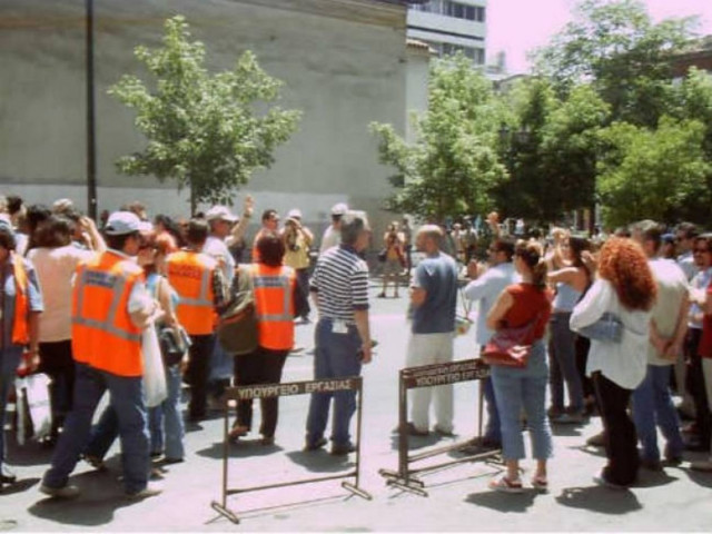 TΩΡΑ: Σχολικοί φύλακες στο δημαρχείο Θεσσαλονίκης