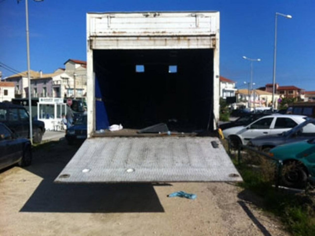 Κρύφτηκαν στο φορτηγό για ένα καλύτερο «αύριο»
