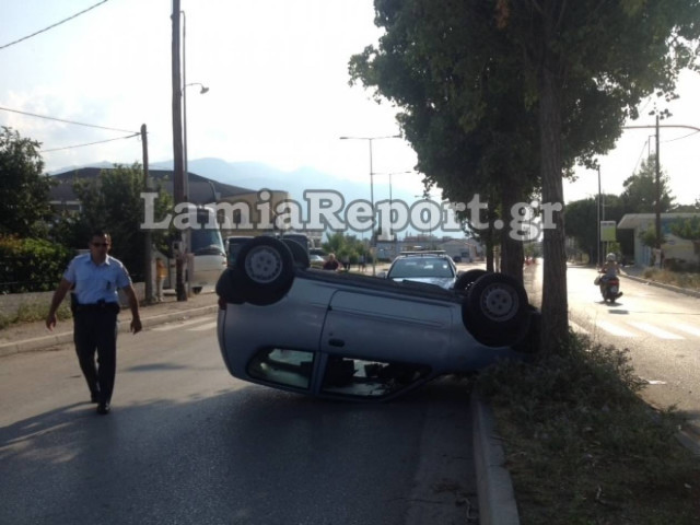 Λαμία: Αυτοκίνητο «τούμπαρε» μέσα στη πόλη