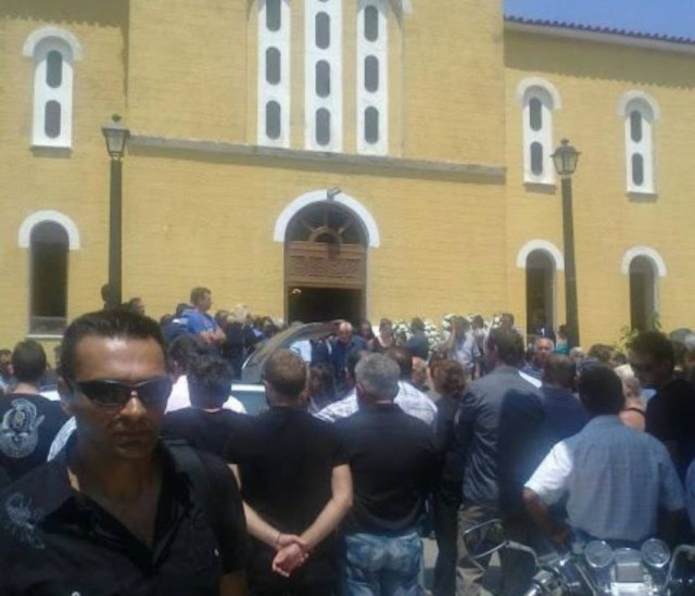 Το τελευταίο αντίο σε πατέρα και γιο που σκοτώθηκαν σε τροχαίο