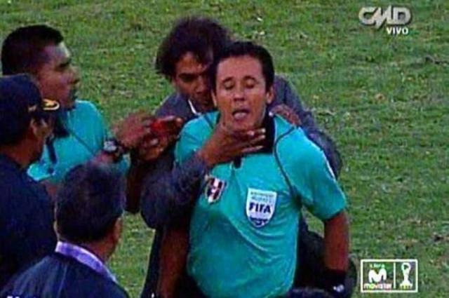 Βίντεο - ΣΟΚ: Προπονητής προσπάθησε να πνίξει επόπτη