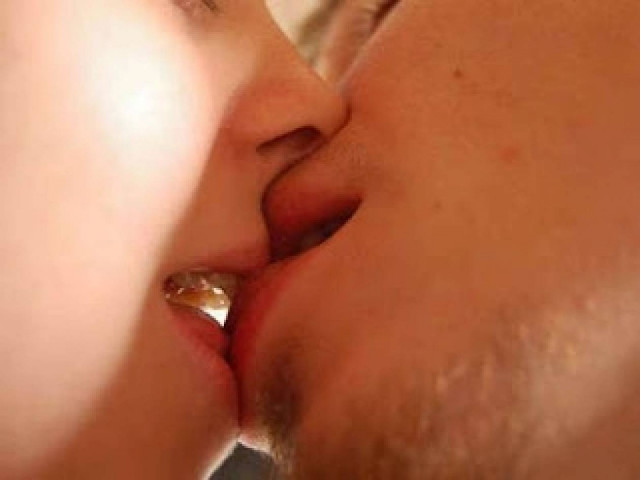 Δεν θα πιστέψετε τι προσφέρει ένα βαθύ παθιασμένο φιλί στο στόμα!