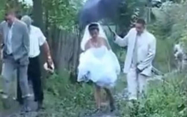 Βίντεο: Ένας γάμος σκέτη... τραγωδία!
