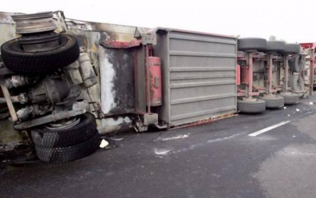 ΠΡΙΝ ΛΙΓΟ: Ανατροπή νταλίκας στην Εθνική