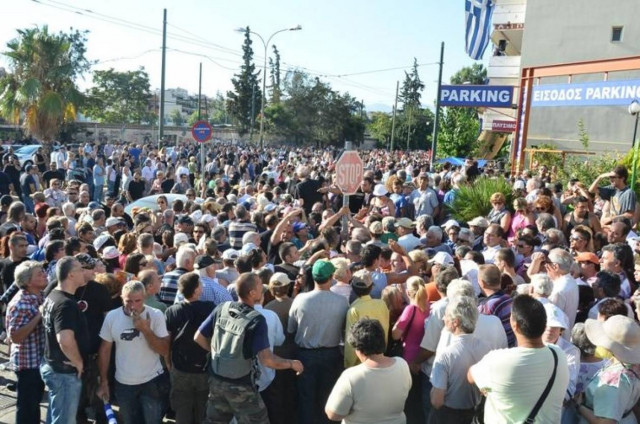 Σε εξέλιξη η διανομή τροφίμων από τη Χρυσή Αυγή (pics+video)