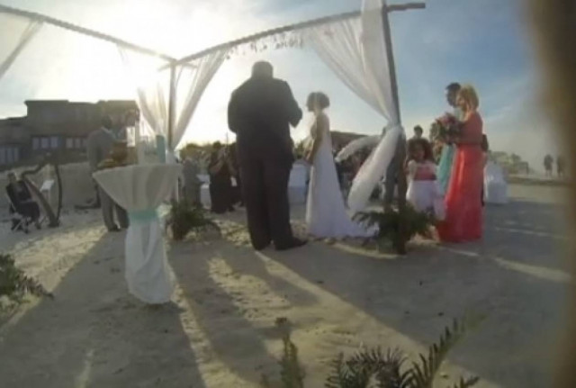 Βίντεο: Απίστευτο FAIL σε ρομαντικό γάμο δίπλα στη θάλασσα!