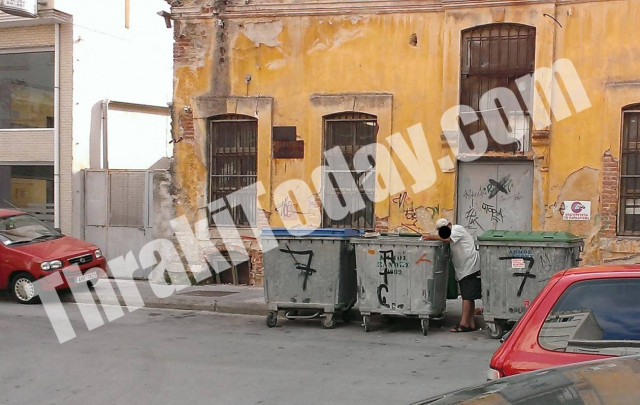 Εικόνες εξαθλίωσης στην Ξάνθη-Ψάχνει τροφή στα σκουπίδια