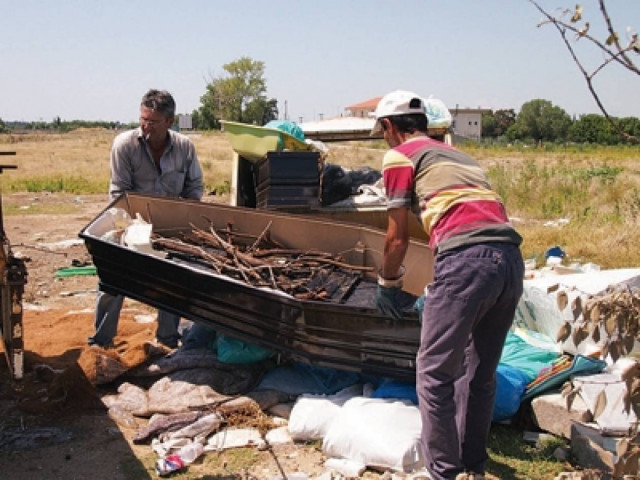 Μακάβριο εύρημα, τρία φέρετρα σε σκουπιδότοπο
