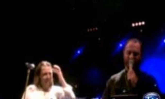 Ο παπά Στρατής τραγούδησε on stage με τον Γιάννη Κότσιρα!