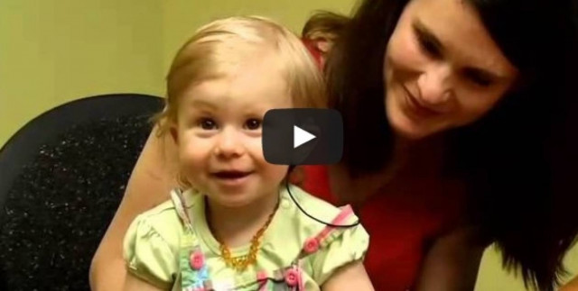 Το βίντεο που συγκινεί : Κοριτσάκι ακούει για πρώτη φορά την φωνή της