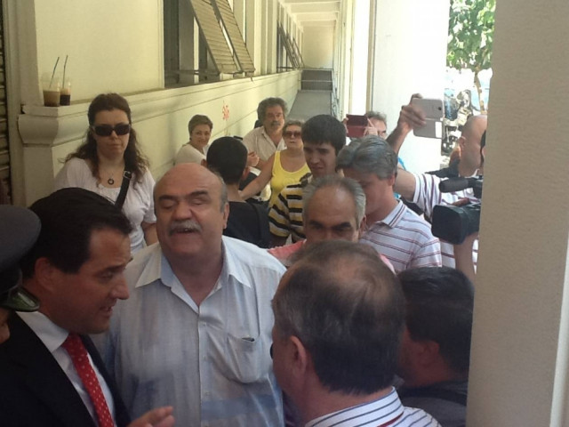 ΤΩΡΑ: Ο Άδωνις Γεωργιάδης συνάντησε τα ΑΜΕΑ