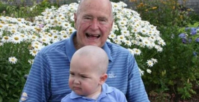 O Tζορτζ Μπους ξύρισε το κεφάλι του...