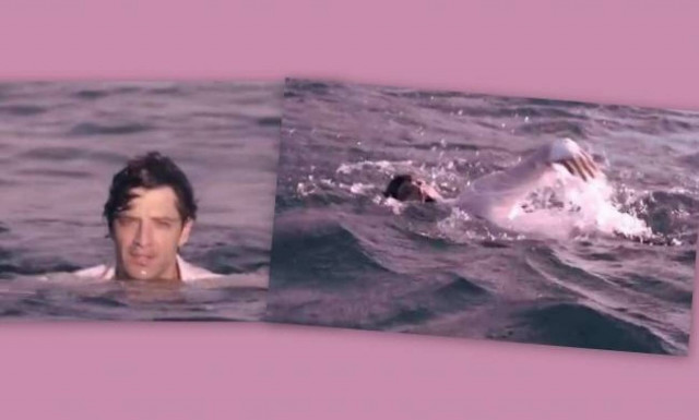 Σακης Ρουβάς: Βούτηξε στη θάλασσα ντυμένος! (Βίντεο)
