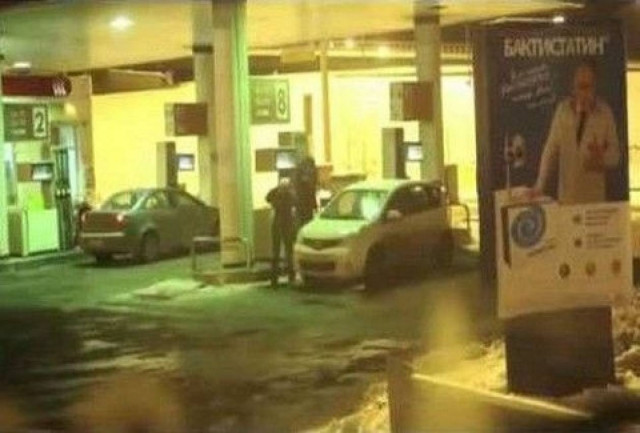 Βίντεο: Τι άλλο θα δούμε; Έπλυνε το αυτοκίνητό της με... βενζίνη!