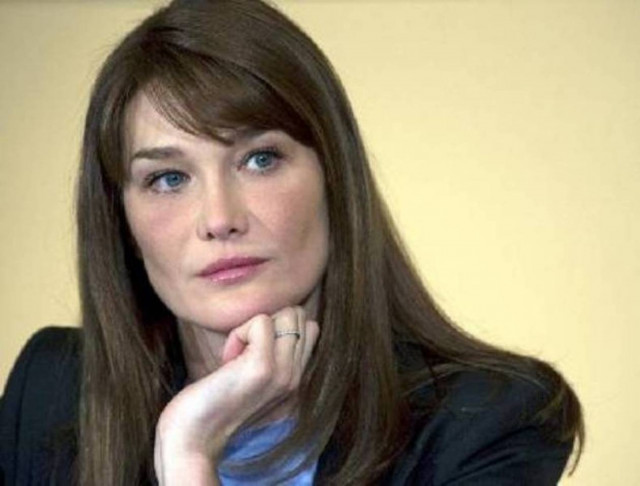 Διεκδικούν 410.000 ευρώ από την Κάρλα Μπρούνι