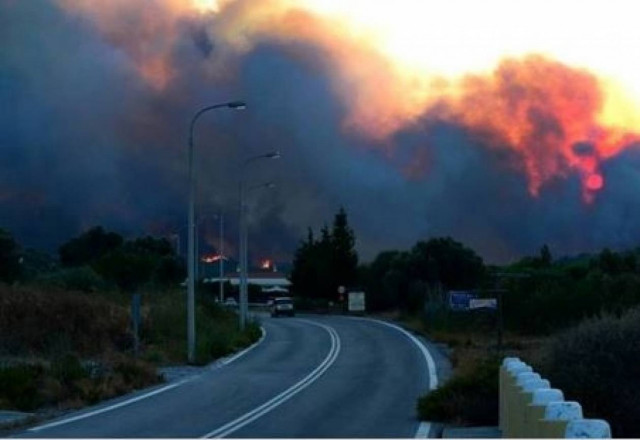 Μαίνεται το πύρινο μέτωπο στην Ρόδο - Στάχτη πάνω από 30.000 στρέμματα