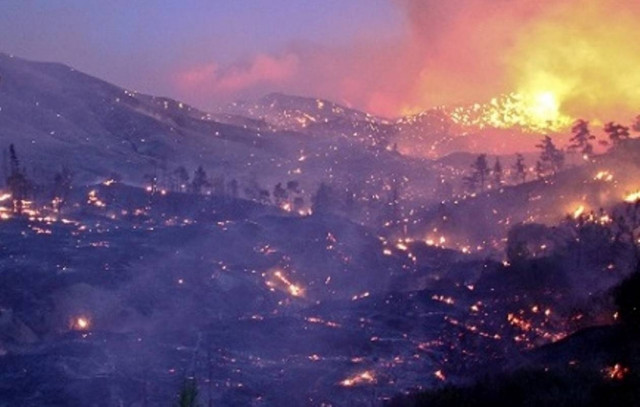 Φωτογραφίες από τις πρώτες ώρες της πύρινης επέλασης στη Ρόδο