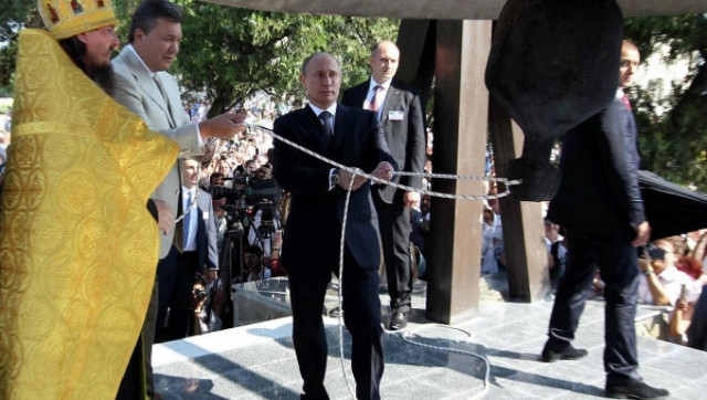 Πούτιν και Γιανούκοβιτς χτύπησαν την μεγαλύτερη καμπάνα της Ουκρανίας