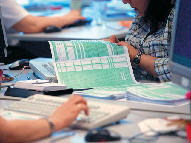 Μπλόκο στις φορολογικές δηλώσεις - Ποιους καλούν για επανέλεγχο