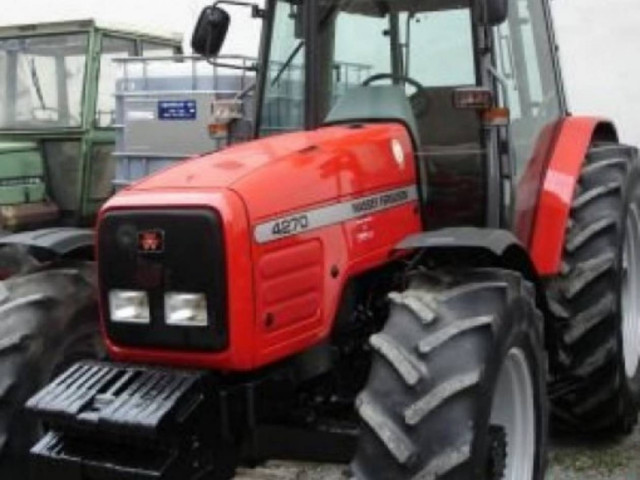 Στις φλόγες τρακτέρ