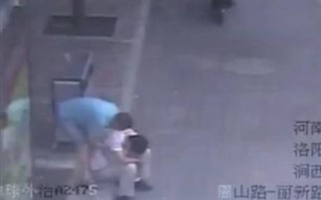 Απάνθρωπο: Έσπευσε δήθεν για βοήθεια και τον λήστεψε! (vid)