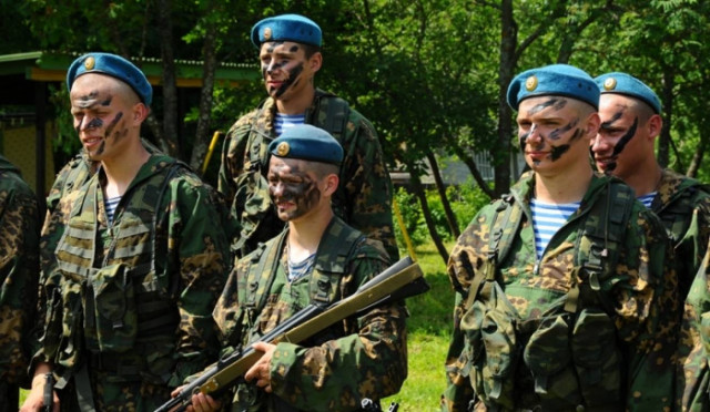 Απόβαση μονάδας καταδρομέων Ρωσίας με νέα αλεξίπτωτα