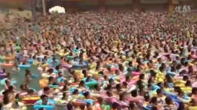 Βίντεο: Δείτε τι γίνεται σε μια... απλή πισίνα στην Κίνα