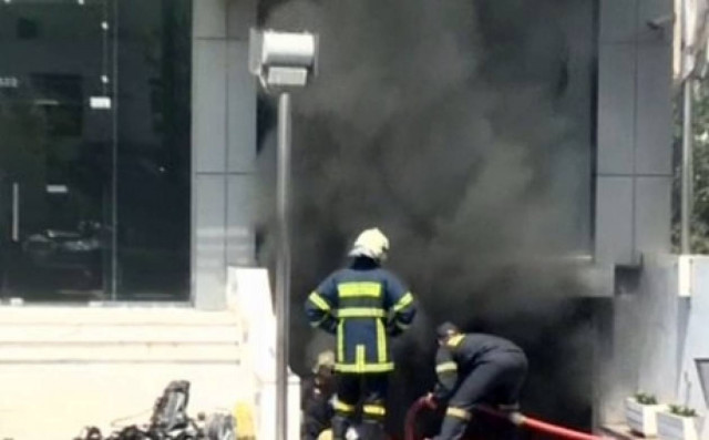 Μεγάλη φωτιά σε κτίριο στην Καλλιθέα (pics+vid)