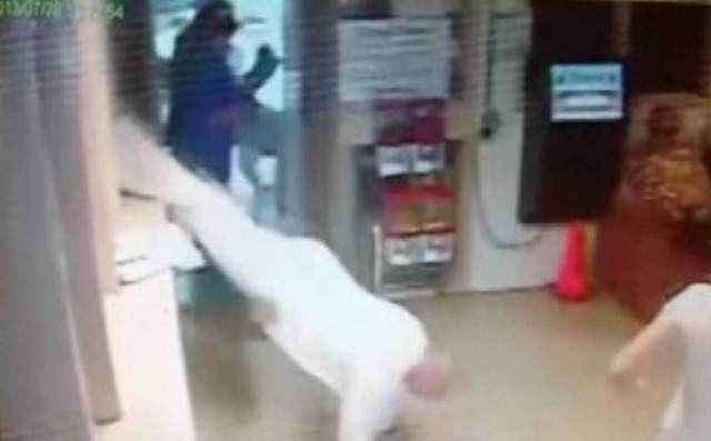 Βίντεο: Απέδρασε από την φυλακή, απλά πηδώντας από το παράθυρο