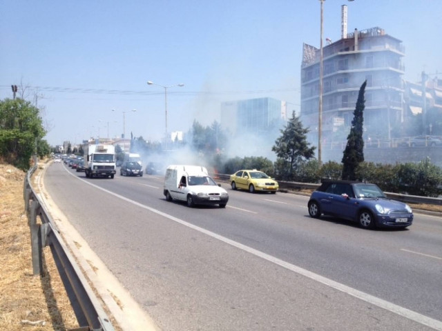 ΠΡΙΝ ΛΙΓΟ: Φωτιά σε νησίδα της Εθνικής Οδού (pic+vid)