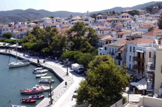 Σκόπελος: 2χρονο αγοράκι έπεσε από τα τέσσερα μέτρα