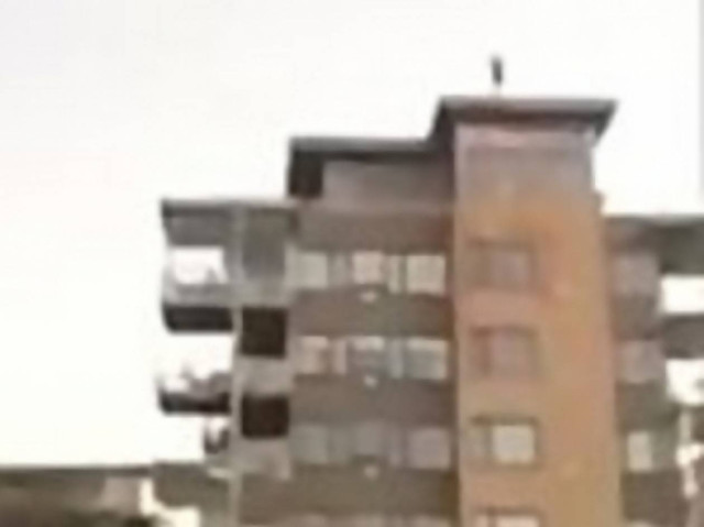 VIDEO: Πήδηξε σε λίμνη από την ταράτσα πενταόροφου κτιρίου!