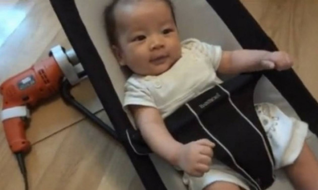 Ο απίστευτος τρόπος που μια μαμά κοιμίζει το μωρό της (βίντεο)