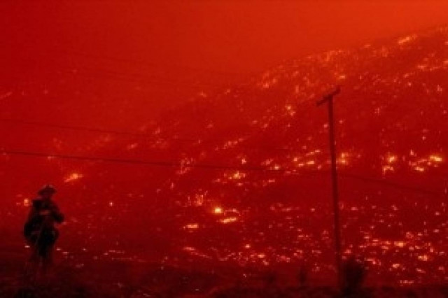 Ανεξέλεγκτη μαίνεται η πυρκαγιά στα βόρεια της Μαδρίτης